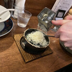 海老丸らーめん - 残ったスープを5杯入れたらチーズを目の前で削ってくれる。グレーター買おかな？と毎回思うw