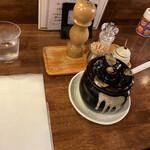 海老丸らーめん - 何も言わずとも紙エプロン出してくれる。壺=海老辣油