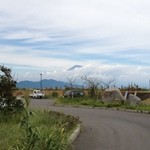 燈台下焼肉センター - お店の前から富士山