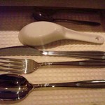 カウンター下の引き出しにナイフ、ホークなどが準備されています　お洒落！