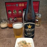 幸家 - 瓶ビール中500円、サービスで角切りチャーシュー付き