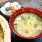 光昇園 - 味噌汁に小鉢付きで先ずは味噌汁で舌準備してからの〜