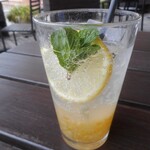 マザームーンカフェ - 平岡農園のレモンを使ったはちみつレモンソーダ