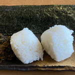 Ichirou - 友人オーダーのおにぎりセットのおにぎり2個
                        海苔は自分で巻くタイプ、辛子高菜付き。