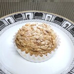 マヌカンピス - ◆シュークリーム（160円×2）・・一見クッキー生地に見えますが、生地は硬くなく柔らかい食感。 カスタードはいいお味ですが、バニラビーンズはごく小量。このお値段ですから仕方無いかも。(^_^;