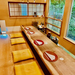 齋華 - ◎店内は掘り炬燵式のカウンターのみ。天井は吹き抜けの構造になっており広々とした素敵な空間である。