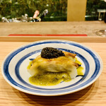 齋華 - ■特製餃子　キャビア。
      ◎キャビアはベルーガ。山椒が効いた椒麻ソースをつけて頂く。日本一美味くて贅沢な餃子である。