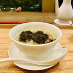 齋華 - ■トリュフ入り塩ラーメン。
      ◎はるゆたかを使った自家製麺は美味い。
      ◎表参道に『fen  men』がオープンする。『齋華』と『Comptoir Feu』のシェフの2人が完成させた究極の麺を食べられる。