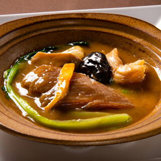 Carefully selected tail fin and carefully simmered chicken broth with bean paste for 10 hours.