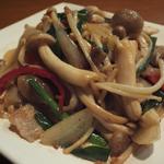 福建家庭料理 旬の香 - 「しめじ・えのきと豚肉のバター炒め」：しめじがシコッ！　えのきがキュッ！食感が心地良い♪