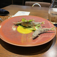 le・sud - 稚鮎のコンフィ　ロメインレタス添え　米粉をまぶした稚鮎のコンフィは柔らかく、鮎特有の内臓の苦味、香りが美味しい。素揚げしたロメインレタスもシャキシャキ美味しい⭐️⭐️⭐️⭐️⭐️
                    