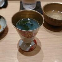 鮨 龍次郎 - 温かい蛤の出汁に佐島の生ワカメ