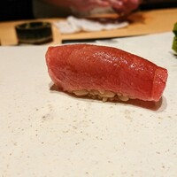 鮨 龍次郎 - まずマグロを１貫、鮪は伊豆下田の延縄、121kg