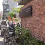 Family Mart - すぐ近くにある地中海料理店 CICADAさんは開店直後から子ども乗せ自転車で大賑わい