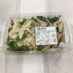 オモ キノクニヤ - 生姜香る！蒸し鶏と根菜のサラダ 321円（税込）