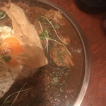 サケトメシ - A.徳ちゃんチキンカレー、B.豚鳥牛キーマカレー。