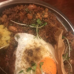 サケトメシ - 　C.ナッツ麻辣ポークキーマ、スパイス目玉焼き、パパド。