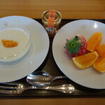 ガンツウ - 2日目　季節のフルーツとプレーンヨーグルト、たかのすファームの蜂蜜付き