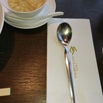 東天紅 - お願いしてスプーンをもらいます。炒飯はスプーンが食べやすいです。