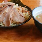 吟家 - 券売機のアイテムが多すぎてベーシックなつけ麺がみつからず