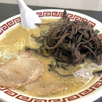 双喜紋 - ラーメンにキクラゲトッピング！
      ネギ抜きのニンニク・辛味アリアリです！