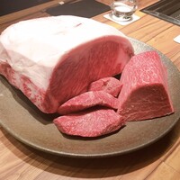 焼肉うしごろ 横浜店 - 焼く前のお肉を見せてくれます。シャトーブリアンとハラミ