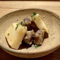 とり茶太郎 - 砂肝と筍の麹和え 砂肝に軽く粉をふり一度揚げてから、筍と一緒に麹味噌の様なもので和えています。 コリコリとした砂肝の食感が良く、噛む度に美味しさがジュンワリと感じられます。 青唐辛子の熟成した様な旨みがあり、とても美味しいです。