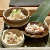 とり茶太郎 - ◇ ホロホロ鳥の3種盛り （上）もも肉の自家製ポン酢和え　（中）胸肉の山わさび和え　（下）ささみのなめろう