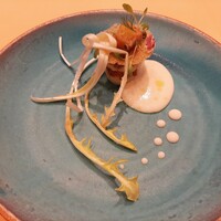 リストランテ ル・ミディ ひらまつ - アート作品のように繊細で美しい前菜♪富士山サーモンと新ジャガイモのミルフィーユ、黄金キャビア添え