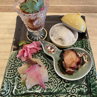 広尾はしづめ - 左上から時計まわりに、よだれ鶏、ブルーチーズのお豆腐仕立て、蛸のピリ辛煮、青ザーサイと季節野菜の和え物