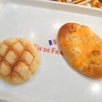 ヴィ・ド・フランス - ✦窯焼きメロンパン  180円
            ✦4種の濃厚チーズ (米粉)  220円