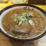 すみれ - 味噌ラーメン 900円。生姜、入ってたかなぁ。そこまで好きじゃないから、いいけど。