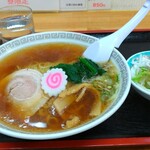 ラーメンあやど - 「正油ラーメン+半チャーハン」(¥790-税込)、まずは正油ラーメンとサラダが出てきました。後から半チャーハンが出てきます。