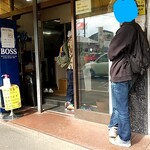 ラーメン二郎 湘南藤沢店 - 入り口近くは１人。
                                店員さんから呼ばれたら券売機で食券購入して
                                背後霊で店内に。
                                ソーシャルディスタンスで背後霊は店内5人位かな