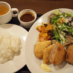 ピザとワイン トリバキッチン グリッツ - 日替わりランチは、メンチカツと白味魚フライ