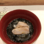 曙橋 かず - 軽めのコース５５００円。酢物。ホタテともずくです。炙りたてのホタテが良いアクセントで、とても美味しかったです（╹◡╹）
