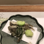 曙橋 かず - 軽めのコース５５００円。メヒカリ、ゼンマイ、そら豆。揚げたての天ぷらは食欲を増進させます。されなくてもありますが（笑）。とても美味しかったです（╹◡╹）