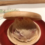 曙橋 かず - 軽めのコース５５００円。苺アイス最中。定番のアイス最中です（╹◡╹）
