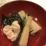 曙橋 かず - 軽めのコース５５００円。若竹煮 鯛の子。含め煮した筍とわかめ、鯛の子をアッサリお出汁で仕上げています。お出汁が地味深く、とーっても美味しくいただきました（╹◡╹）（╹◡╹）