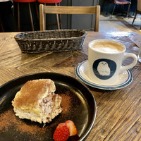 シャイニーアウル 表参道 - たっぷりポーションのチーズケーキ