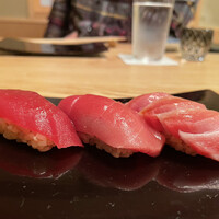 なか條 - 赤身 中トロ 大トロ
                    赤身：硬めのシャリに負けないパンチある力強さ。
                    中トロ：口の中に広がる香りと旨味、赤酢のシャリが後押しして余韻を高めます。
                    大トロ：蛇腹がお見事！やま幸の最高傑作。