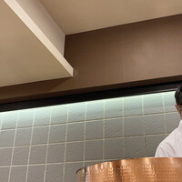 天白 - このように天井の鏡で、揚げている様子を見ることができます。