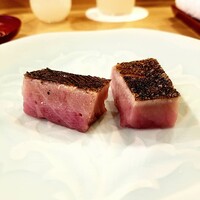 恵比寿 えんどう - 皮付きのメジマグロ！炭火で炙って香ばしい。始めて頂きましたが、ちびちゃん鮪、旨し！！