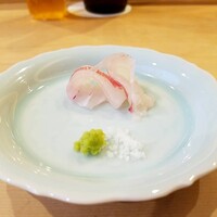 恵比寿 えんどう - トレトレ特有の、よく咀嚼して食べるべき真鯛。
