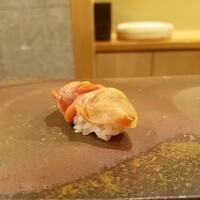 恵比寿 えんどう - 赤貝。シャリの酢は白と赤を使い分け。香は薄かったけれど、なんだかドラマチックな赤貝でした。