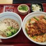 なか卯 - キーマカレー親子丼（右）と、冷やしはいからそばの小（左）。