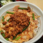 なか卯 - キーマカレー親子丼のアップ