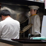 刀削麺荘 唐家 - 彼（ロボット）が麺を作っています