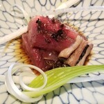 日本料理 楽心 - ⑩上り鰹(和歌山県産)のタタキ、うるい添え
            ちゃんと血抜きされた鰹を寝かせてから大きめなサイズに切り分けて提供
            脂のりが穏やかでサッパリしてます