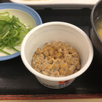 松屋 - 納豆（カロリー／85kcal  脂質／3.9g 炭水化物／5g  食塩／0.3g）